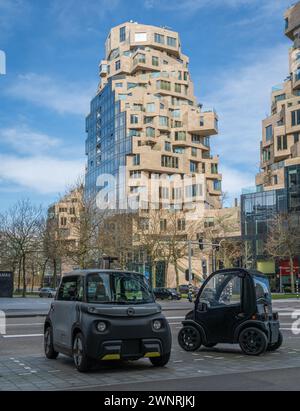 Amsterdam, Paesi Bassi, 03.03.2024, Micro Cars parcheggiate di fronte all'iconico complesso residenziale e di uffici The Valley nel quartiere degli affari di Zuidas Foto Stock