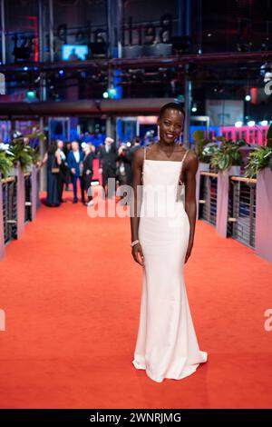 Lupita Nyong o bei der Ankunft zur Eröffnung der 74. Internationalen Filmfrestpiele mit der Premiere des Films piccole cose come queste . / Lupita Nyong o in arrivo all'inaugurazione del 74° Festival Internazionale del Cinema con la prima del film Small Things Like These . Snapshot-Photography/K.M.Krause *** Lupita Nyong o in arrivo all'apertura del 74° Festival Internazionale del Cinema con la prima del film Small Things Like These Lupita Nyong o in arrivo all'apertura del 74° Festival Internazionale del Cinema con la prima del film Small Things Like These snapshot Photography K M Foto Stock