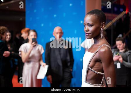 Lupita Nyong o bei der Ankunft zur Eröffnung der 74. Internationalen Filmfrestpiele mit der Premiere des Films piccole cose come queste . / Lupita Nyong o in arrivo all'inaugurazione del 74° Festival Internazionale del Cinema con la prima del film Small Things Like These . Snapshot-Photography/K.M.Krause *** Lupita Nyong o in arrivo all'apertura del 74° Festival Internazionale del Cinema con la prima del film Small Things Like These Lupita Nyong o in arrivo all'apertura del 74° Festival Internazionale del Cinema con la prima del film Small Things Like These snapshot Photography K M Foto Stock