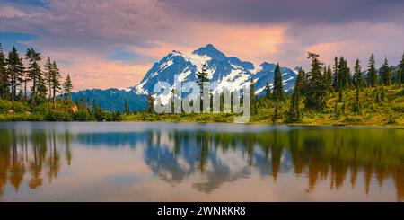 Un'ampia foto 2:1 dalla luce del tramonto sul Monte Shuksan e il suo riflesso in Picture Lake. Il Monte Shuksan è una montagna ghiacciata nella North Cascades Na Foto Stock