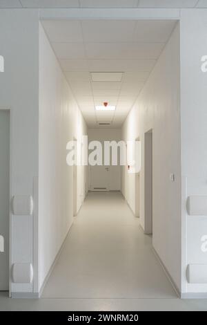 Corridoio dell'ospedale, sala dell'ospedale vuota. Moderna clinica medica, porte chiuse. Scatto verticale. Foto Stock