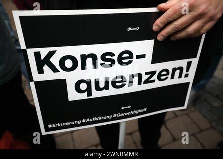 Bundesweite Gedenkdemo vier Jahre nach dem rassistischen Anschlag vom 19. Febbraio 2020 a Hanau - Gegen rechten Terror in Deutschland - pronunciare i loro nomi - Rassistische morte - Deutschland, GER, DEU Germania, Hanau, 17.02.2024 - Tausende gedenken der Attentat-Opfer von Hanau, setzen ein Zeichen gegen Rassismus und prangern Fehler der Behörden an. Die Demoteilnehmer versammelten sich am Kurt-Schumacher-Platz in Hanau-Kesselstadt und erreichten nach ca. Einer Stunde den Marktplatz der Hanauer Innenstadt. Hier fand die Abschlusskundgebung mit zahlreichen Angehörigen der Opfer statt. NAMEN d Foto Stock