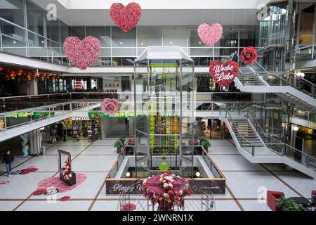 Uhr der fließenden Zeit, Innenhof, Europa Center, Tauentzienstraße, Charlottenburg, Berlino, Germania Foto Stock