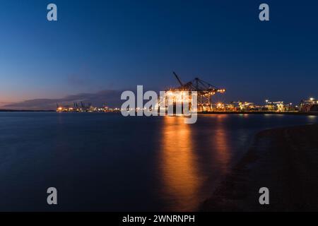 Navi container scaricate di notte a Felixstowe Port Suffolk Inghilterra Regno Unito. Febbraio 2024 Foto Stock