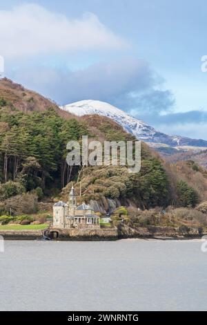 La Snowdonia innevata sopra Coes Faen Hall, nota anche come Clock House, si trova ai margini dell'estuario Afon Mawddach di Barmouth, nel Galles nord-occidentale. Ma Foto Stock