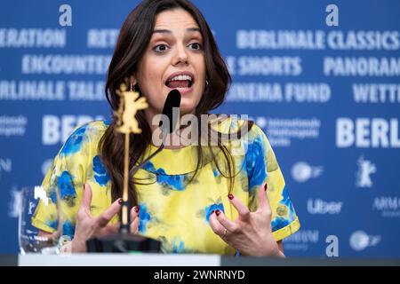 Regisseurin Margherita Vicario während der Pressekonferenz zum Film Gloria anlässlich der 74. Internationalen Filmfestspiele Berlin. / Regista Margherita Vicario durante la conferenza stampa del film Gloria in occasione del 74° Festival Internazionale del Cinema di Berlino. Snapshot-Photography/K.M.Krause *** regista Margherita Vicario durante la conferenza stampa del film Gloria in occasione del 74° Festival Internazionale del Cinema di Berlino, la regista Margherita Vicario, durante la conferenza stampa del film Gloria in occasione del 74° Festival Internazionale del Cinema di Berlino, snapshot ph Foto Stock