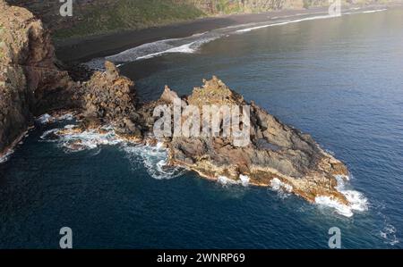 Vista aerea del mare con drone, una scogliera a punta e la spiaggia di Nogales sullo sfondo, a la Palma, Isole Canarie Foto Stock