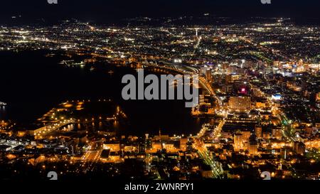 HAKODATE, GIAPPONE - 23 APRILE 2023: La città giapponese settentrionale di Hakodate sull'isola di Hokkaido di notte Foto Stock