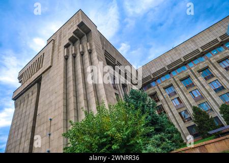 Dettaglio del bordo frastagliato della Banca Nazionale della Repubblica del Kazakistan, in stile socialista, modernista e brutalista, formalmente l'edificio del parlamento. Foto Stock