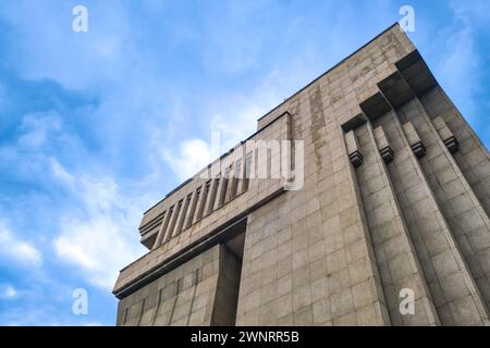 Dettaglio del bordo frastagliato della Banca Nazionale della Repubblica del Kazakistan, in stile socialista, modernista e brutalista, formalmente l'edificio del parlamento. Foto Stock