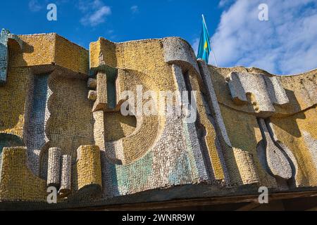 Dettaglio delle curve piastrellate di cemento sulla facciata dell'iconico stile sovietico, socialista, modernista, mosaico del Teatro russo N. Sats per bambini Foto Stock