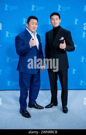 Regisseur Heo Myeong-haeng und Schauspieler Don Lee während des Photocalls zum Film Beom-Joe-do-si 4 anlässlich der 74. Internationalen Filmfestspiele Berlin. / Il regista Heo Myeong-haeng e l'attore Don Lee durante il photocall per il film Beom-Joe-do-si 4 in occasione del 74° Festival Internazionale del Cinema di Berlino. Snapshot-Photography/K.M.Krause *** il regista Heo Myeong haeng e l'attore Don Lee durante il photocall per il film Beom Joe do si 4 in occasione del 74° Berlin International Film Festival Director Heo Myeong haeng e l'attore Don Lee durante il photocall per il film Beom Joe Foto Stock