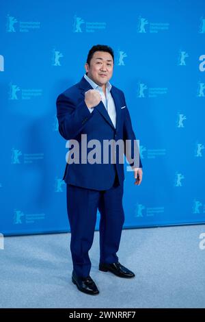 Schauspieler Don Lee während des Photocalls zum Film Beom-Joe-do-si 4 anlässlich der 74. Internationalen Filmfestspiele Berlin. / L'attore Don Lee durante il photocall per il film Beom-Joe-do-si 4 in occasione del 74° Festival Internazionale del Cinema di Berlino. Snapshot-Photography/K.M.Krause *** l'attore Don Lee durante il photocall per il film Beom Joe do si 4 in occasione del 74° Festival Internazionale del Cinema di Berlino l'attore Don Lee durante il photocall per il film Beom Joe do si 4 in occasione del 74° Festival Internazionale del Cinema di Berlino fotografia istantanea K M Krause Foto Stock