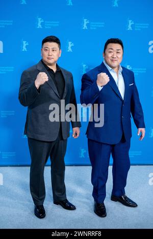 Regisseur Heo Myeong-haeng und Schauspieler Don Lee während des Photocalls zum Film Beom-Joe-do-si 4 anlässlich der 74. Internationalen Filmfestspiele Berlin. / Il regista Heo Myeong-haeng e l'attore Don Lee durante il photocall per il film Beom-Joe-do-si 4 in occasione del 74° Festival Internazionale del Cinema di Berlino. Snapshot-Photography/K.M.Krause *** il regista Heo Myeong haeng e l'attore Don Lee durante il photocall per il film Beom Joe do si 4 in occasione del 74° Berlin International Film Festival Director Heo Myeong haeng e l'attore Don Lee durante il photocall per il film Beom Joe Foto Stock