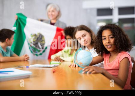 Studentessa concentrata sta studiando la storia del Messico Foto Stock