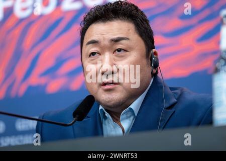 Schauspieler Don Lee während der Pressekonferenz zum Film Beom-Joe-do-si 4 anlässlich der 74. Internationalen Filmfestspiele Berlin. / L'attore Don Lee durante la conferenza stampa del film Beom-Joe-do-si 4 in occasione del 74° Festival Internazionale del Cinema di Berlino. Snapshot-Photography/K.M.Krause *** attore Don Lee durante la conferenza stampa del film Beom Joe do si 4 in occasione del 74° Festival Internazionale del Cinema di Berlino attore Don Lee durante la conferenza stampa per il film Beom Joe do si 4 in occasione della 74a edizione di Berlin International fotografia istantanea Film Festival K Foto Stock