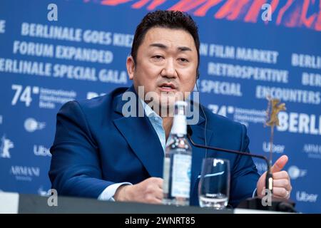 Schauspieler Don Lee während der Pressekonferenz zum Film Beom-Joe-do-si 4 anlässlich der 74. Internationalen Filmfestspiele Berlin. / L'attore Don Lee durante la conferenza stampa del film Beom-Joe-do-si 4 in occasione del 74° Festival Internazionale del Cinema di Berlino. Snapshot-Photography/K.M.Krause *** attore Don Lee durante la conferenza stampa del film Beom Joe do si 4 in occasione del 74° Festival Internazionale del Cinema di Berlino attore Don Lee durante la conferenza stampa per il film Beom Joe do si 4 in occasione della 74a edizione di Berlin International fotografia istantanea Film Festival K Foto Stock