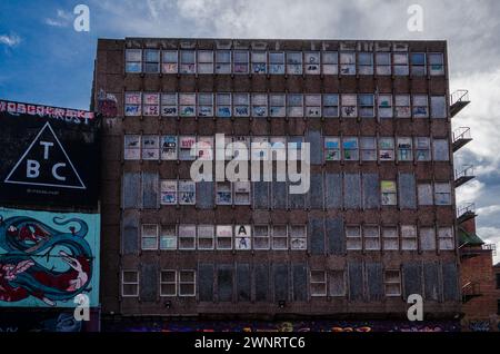 Belfast County Antrim Irlanda del Nord 23 febbraio 2024 - edificio abbandonato con logo TBC e Street art nel centro di Belfast Foto Stock