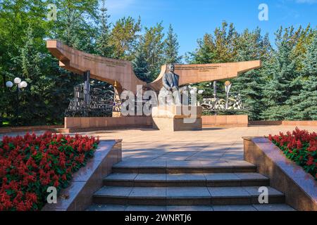 L'avvicinarsi al monumento, molti fiori rossi fiancheggiano i gradini. Al memoriale del primo presidente, Nursultan Nazarbayev. Nel primo Presidente Park, Foto Stock