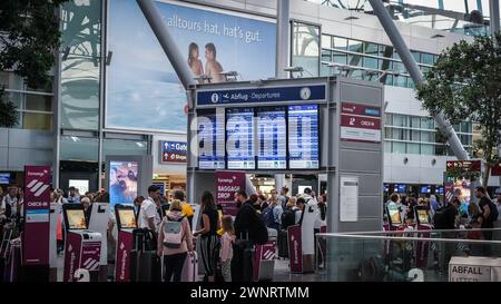 Airport Düsseldorf, Nordrhein Westfalen, Deutschland Europa - Impressionen am Flughafen - Warteschlangen am Check-in im Terminal und genervte Urlauber Symbolbild: Gepäckabgabe, Flugsteig, Flugzeug, Abflug, Ankunft, Flugplan, Reisevorbereitung, Flughafenpersonal, Gate, Verspätung, Reisegruppe, Passkontrolle, Zollkontrolle, Gepäckband, Flughafenlounge, Duty-Free-Shop, Sicherheitspersonal, Boarding-Prozess, Flughafenbus, Rolltreppe, Gepäckwagen, Flugreisender, Reisegepäck, Reisepasskontrolle, Flugverspätung, Terminalgebäude, Passagierabfertigung, Flugziel, Flughafenterminal, Anzeigetafel, Reise, Foto Stock