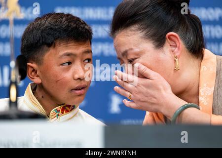 Schauspieler Karma Wangyal Gurung und Schauspielerin Tsering Choden während der Pressekonferenz zum Film Shambala anlässlich der 74. Internationalen Filmfestspiele Berlin. / L'attore Karma Wangyal Gurung e l'attrice Tsering Choden durante la conferenza stampa per il film Shambala in occasione del 74° Festival Internazionale del Cinema di Berlino. Fotografia istantanea/K.M.Krause *** l'attore Karma Wangyal Gurung e l'attrice Tsering Choden durante la conferenza stampa per il film Shambala in occasione del 74° Festival Internazionale del Cinema di Berlino l'attore Karma Wangyal Gurung e l'attrice Tsering Choden Foto Stock