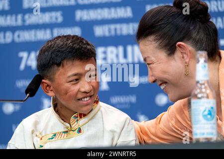 Schauspieler Karma Wangyal Gurung und Schauspielerin Tsering Choden während der Pressekonferenz zum Film Shambala anlässlich der 74. Internationalen Filmfestspiele Berlin. / L'attore Karma Wangyal Gurung e l'attrice Tsering Choden durante la conferenza stampa per il film Shambala in occasione del 74° Festival Internazionale del Cinema di Berlino. Fotografia istantanea/K.M.Krause *** l'attore Karma Wangyal Gurung e l'attrice Tsering Choden durante la conferenza stampa per il film Shambala in occasione del 74° Festival Internazionale del Cinema di Berlino l'attore Karma Wangyal Gurung e l'attrice Tsering Choden Foto Stock