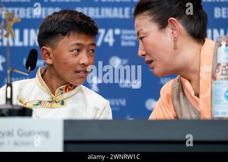 Schauspieler Karma Wangyal Gurung und Schauspielerin Tsering Choden während der Pressekonferenz zum Film Shambala anlässlich der 74. Internationalen Filmfestspiele Berlin. / L'attore Karma Wangyal Gurung e l'attrice Tsering Choden durante la conferenza stampa per il film Shambala in occasione del 74° Festival Internazionale del Cinema di Berlino. Fotografia istantanea/K.M.Krause *** l'attore Karma Wangyal Gurung e l'attrice Tsering Choden durante la conferenza stampa per il film Shambala in occasione del 74° Festival Internazionale del Cinema di Berlino l'attore Karma Wangyal Gurung e l'attrice Tsering Choden Foto Stock