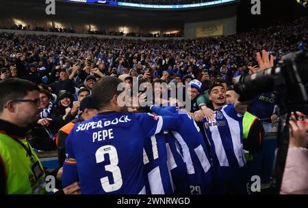 Porto, Portogallo. 3 marzo 2024. Porto, 03/03/2024 - il Futebol Clube do Porto ha ospitato lo Sport Lisboa e il Benfica al Estádio do Dragão questa sera in una partita che conta per il 24° turno della i League 2023/24. I giocatori della festa Namaso festeggiano con i fan (Ivan del Val/Global Imagens) credito: Atlantico Press/Alamy Live News Foto Stock