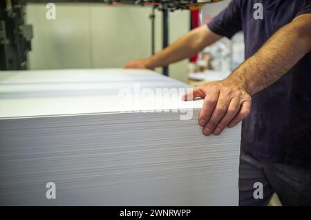 Caricamento della carta su una macchina di stampa offset Foto Stock