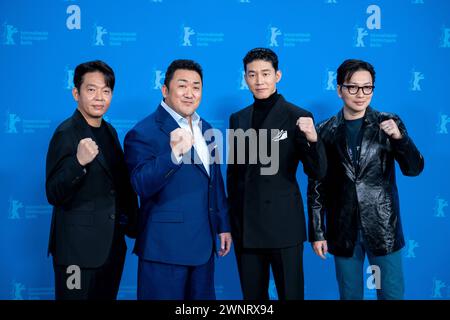 Schauspieler Park Ji-hwan, Don Lee, Kim Mu-yeol und Lee Dong-hwi während des Photocalls zum Film Beom-Joe-do-si 4 anlässlich der 74. Internationalen Filmfestspiele Berlin. / Gli attori Park Ji-hwan, Don Lee, Kim Mu-yeol e Lee Dong-hwi durante il photocall per il film Beom-Joe-do-si 4 in occasione del 74° Festival Internazionale del Cinema di Berlino. Snapshot-Photography/K.M.Krause *** attori Park Ji hwan, Don Lee, Kim Mu yeol e Lee Dong hwi durante il photocall per il film Beom Joe do si 4 in occasione del 74° Festival Internazionale del Cinema di Berlino attori Park Ji hwan, Don Lee, Kim Mu yeol a Foto Stock