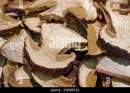 Un sacco di funghi porcini secchi a fette, shot ravvicinati, fondo di cibo astratto Foto Stock