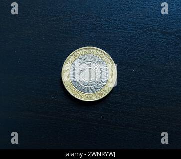 Collezione di monete da £2: Sfondo di denaro britannico Foto Stock