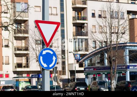 Rotatoria e indicazioni stradali, i cartelli stradali si avvicinano Foto Stock