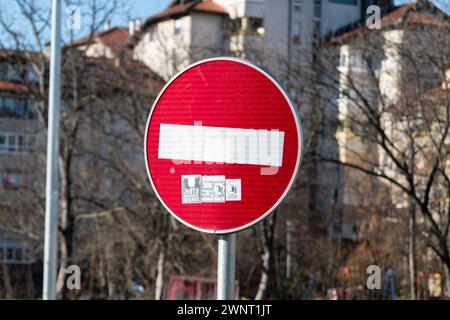 La segnaletica stradale proibita indica una strada o una parte di strada su cui è vietato il traffico del veicolo dalla direzione in cui è rivolto il segnale. Foto Stock