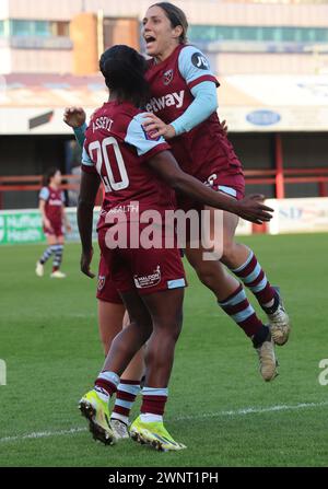 DAGENHAM, INGHILTERRA - 03 MARZO: Viviane Asseyi del West Ham United WFC celebra i suoi punteggi pareggiando il gol per segnare 1-1 con Katrina Gor Foto Stock