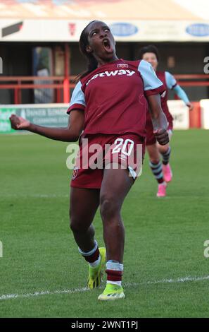 DAGENHAM, INGHILTERRA - 03 MARZO: Viviane Asseyi del West Ham United WFC celebra i suoi punteggi pareggiando il gol per segnare 1-1 durante Barclay Foto Stock