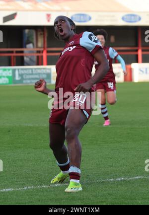 DAGENHAM, INGHILTERRA - 03 MARZO: Viviane Asseyi del West Ham United WFC celebra i suoi punteggi pareggiando il gol per segnare 1-1 durante Barclay Foto Stock