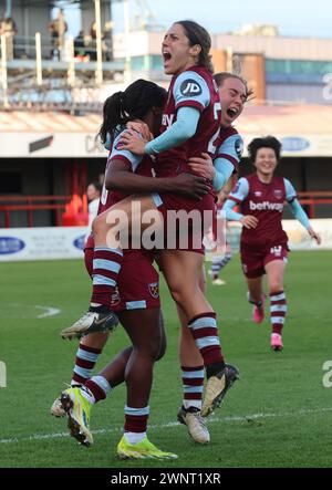 DAGENHAM, INGHILTERRA - 03 MARZO: Viviane Asseyi del West Ham United WFC celebra i suoi punteggi pareggiando il gol per segnare 1-1 con Katrina Gor Foto Stock