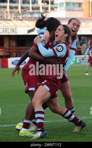 DAGENHAM, INGHILTERRA - 03 MARZO: Viviane Asseyi del West Ham United WFC celebra i suoi punteggi pareggiando il gol per segnare 1-1 con Katrina Gor Foto Stock