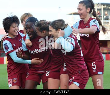 DAGENHAM, INGHILTERRA - 03 MARZO: Viviane Asseyi del West Ham United WFC celebra i suoi punteggi pareggiando il gol per segnare 1-1 con i compagni di squadra Foto Stock