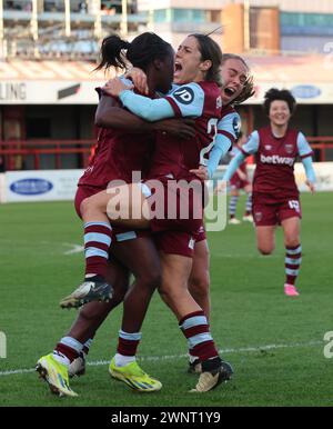 DAGENHAM, INGHILTERRA - 03 MARZO: Viviane Asseyi del West Ham United WFC celebra i suoi punteggi pareggiando il gol per segnare 1-1 con Katrina Gor Foto Stock