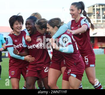 DAGENHAM, INGHILTERRA - 03 MARZO: Viviane Asseyi del West Ham United WFC celebra i suoi punteggi pareggiando il gol per segnare 1-1 con i compagni di squadra Foto Stock