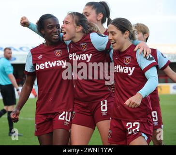 DAGENHAM, INGHILTERRA - 03 MARZO: Viviane Asseyi del West Ham United WFC celebra i suoi punteggi pareggiando il gol per segnare 1-1 con i compagni di squadra Foto Stock