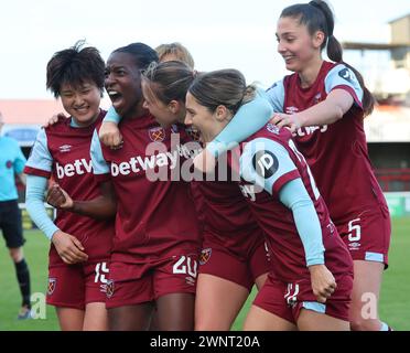 DAGENHAM, INGHILTERRA - 03 MARZO: Viviane Asseyi del West Ham United WFC celebra i suoi punteggi pareggiando il gol per segnare 1-1 con i compagni di squadra Foto Stock