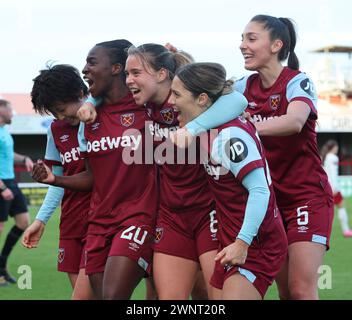 DAGENHAM, INGHILTERRA - 03 MARZO: Viviane Asseyi del West Ham United WFC celebra i suoi punteggi pareggiando il gol per segnare 1-1 con i compagni di squadra Foto Stock