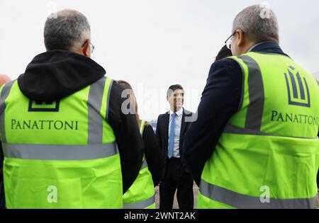 Il primo Ministro Rishi Sunak durante una visita al Parco Panattoni, un parco industriale in costruzione sul sito dell'ex stabilimento automobilistico Honda Swindon, vicino a Swindon. Data foto: Lunedì 4 marzo 2024. Foto Stock