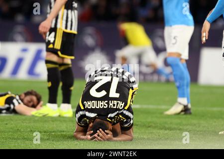 Napoli, Italia. 3 marzo 2024. Alex Sandro della Juventus FC sembra sgretolato al termine della partita di serie A tra SSC Napoli e Juventus FC allo Stadio Maradona il 3 marzo 2024 a Napoli. Crediti: Marco Canoniero/Alamy Live News Foto Stock