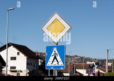 Primo piano del cartello stradale a destra e attraversamento pedonale o attraversamento pedonale Foto Stock
