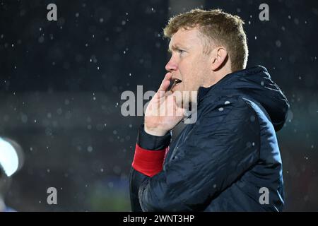 Il capo allenatore Hans Somers della KMSK Deinze nella foto durante una partita di calcio tra KMSK Deinze e RSCA Futures nella 24a partita della stagione Challenger Pro League 2023-2024 , lunedì 2 marzo 2024 a Deinze , Belgio . FOTO SPORTPIX | David Catry Foto Stock