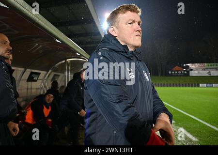 Il capo allenatore Hans Somers della KMSK Deinze nella foto durante una partita di calcio tra KMSK Deinze e RSCA Futures nella 24a partita della stagione Challenger Pro League 2023-2024 , lunedì 2 marzo 2024 a Deinze , Belgio . FOTO SPORTPIX | David Catry Foto Stock